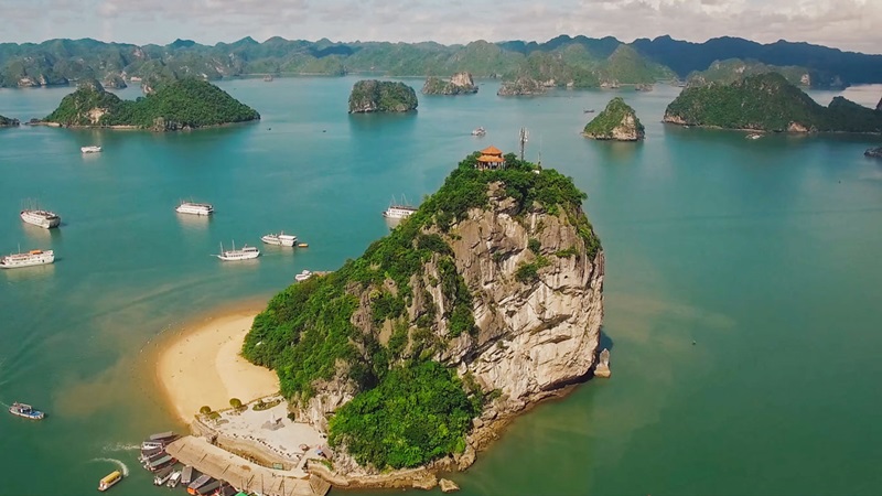 Đảo Titov island - Tour Hạ Long 1 ngày cao cấp nhóm nhỏ ít khách